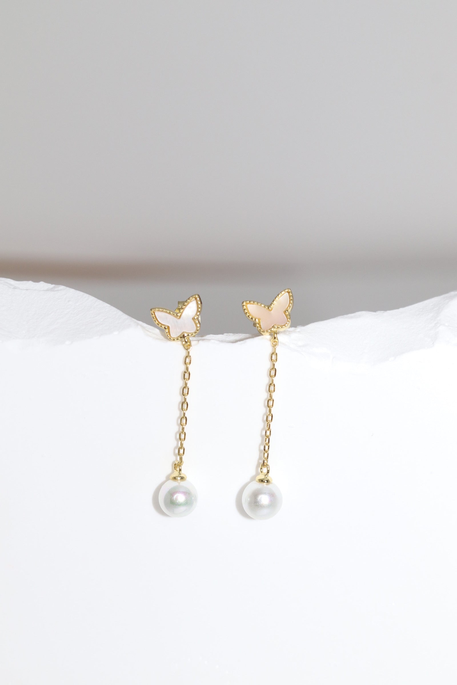 Arete de mariposa y perla