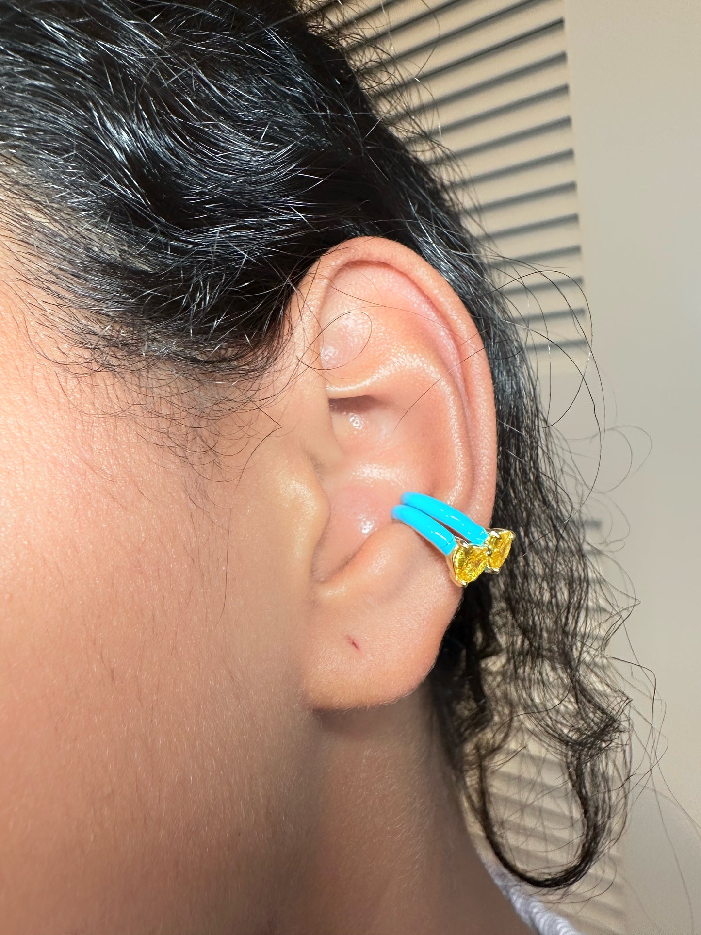 Ear cuff azul y amarillo