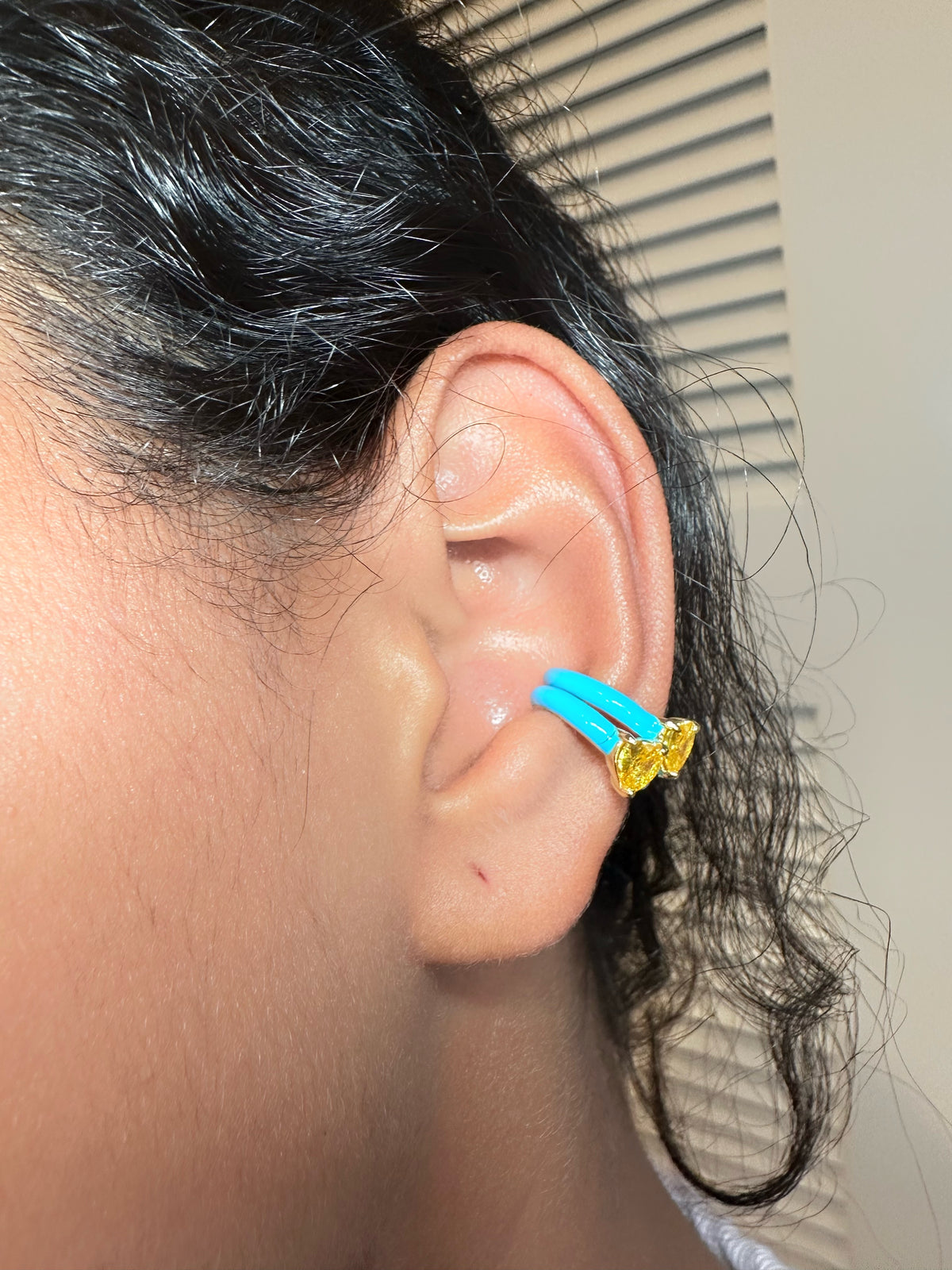 Ear cuff azul y amarillo