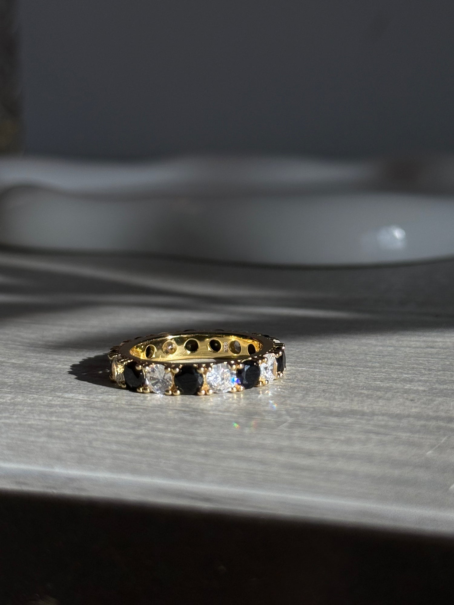 Anillo black and gold