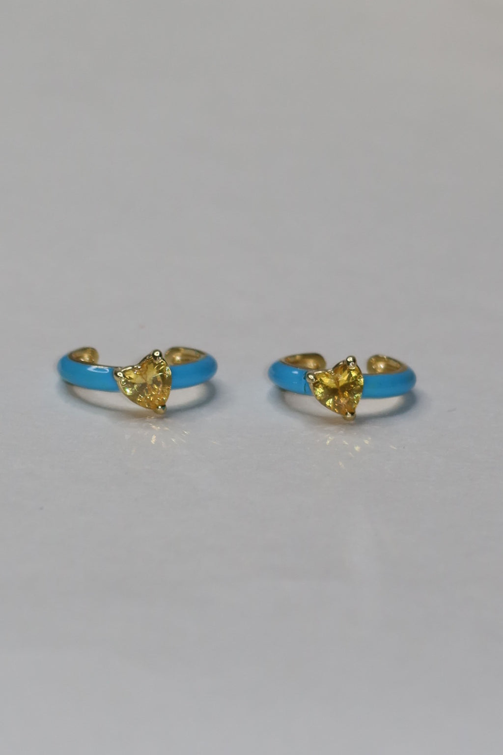 Ear cuff azul y amarillo