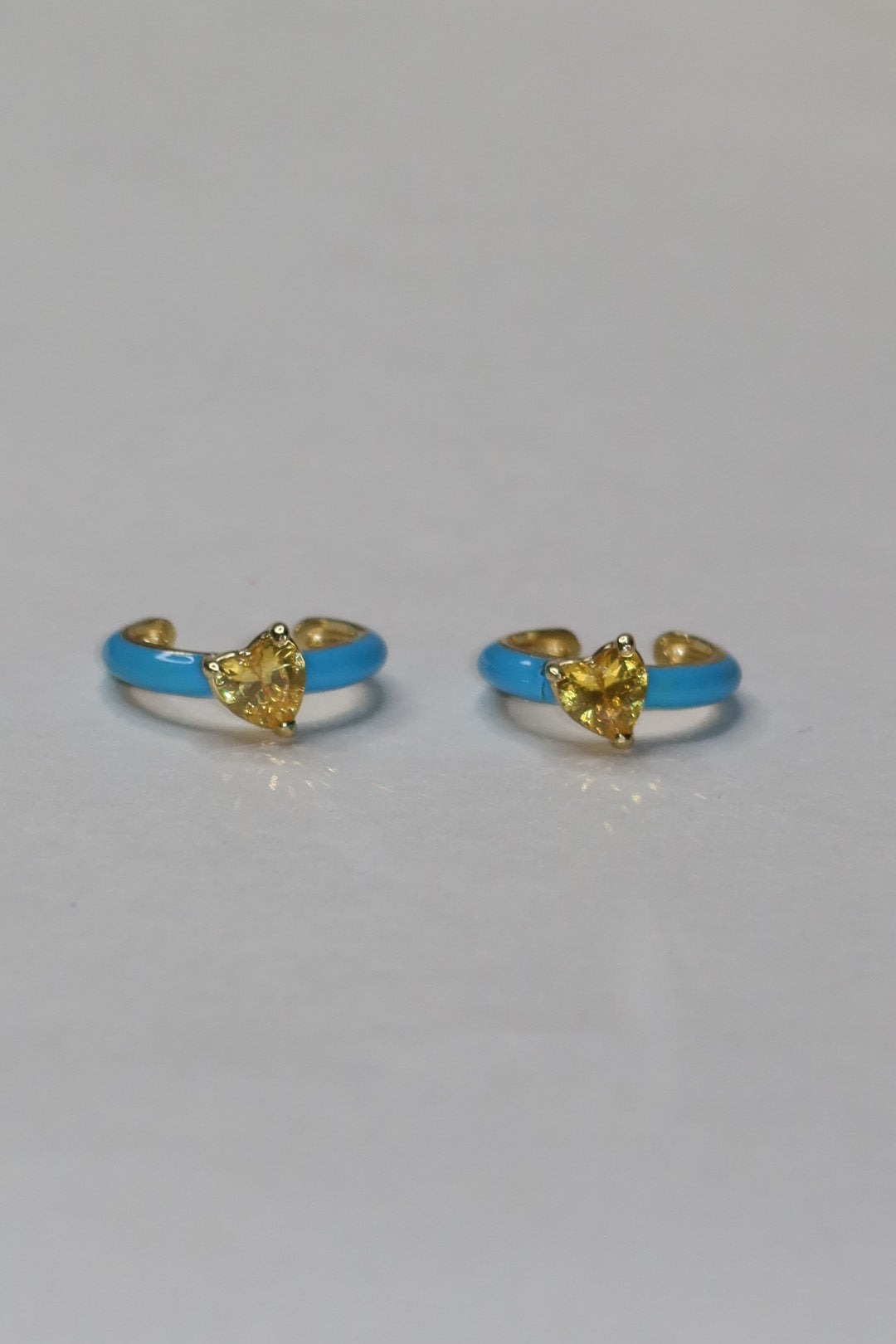Ear cuff azul y amarillo