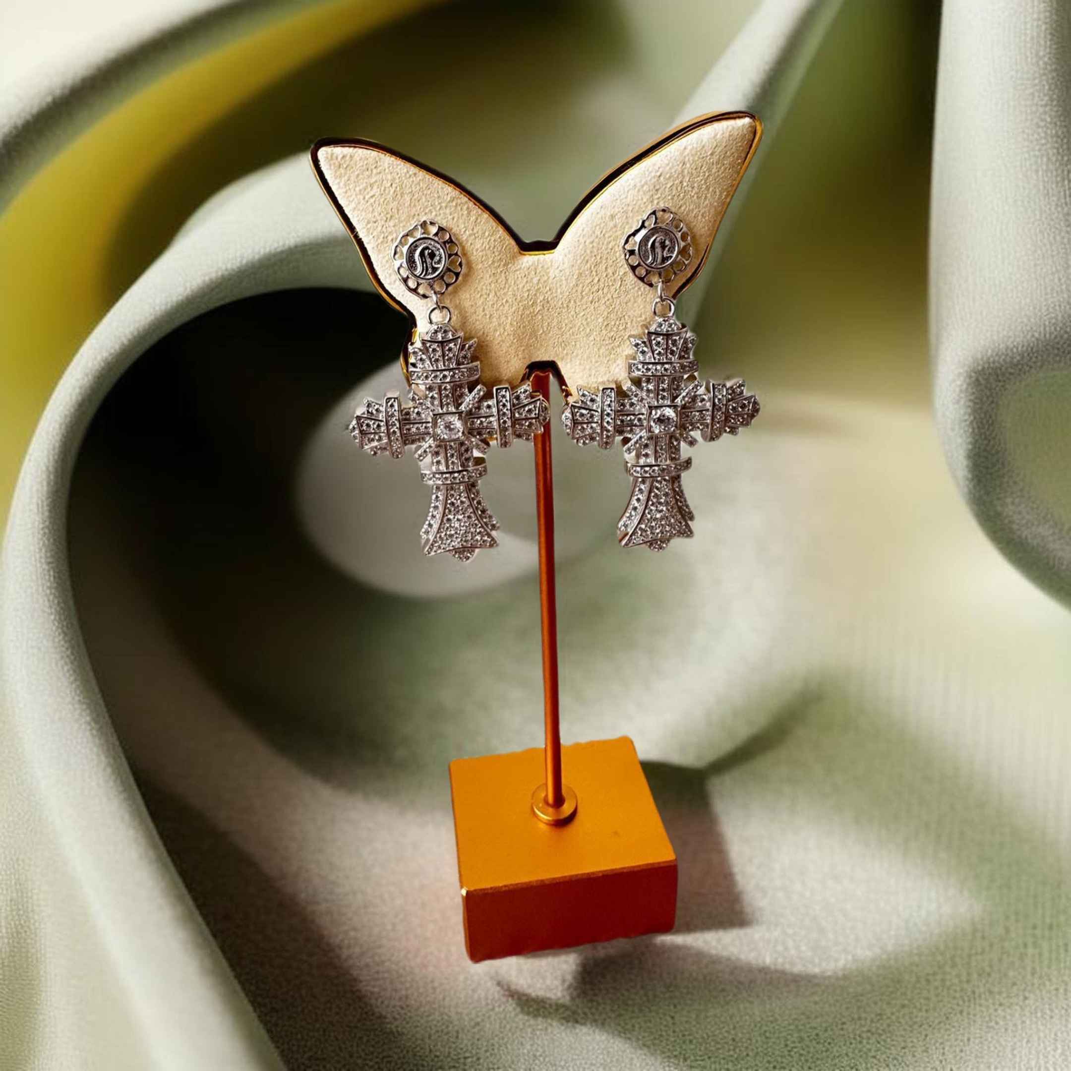 Elegante arete de Cruz